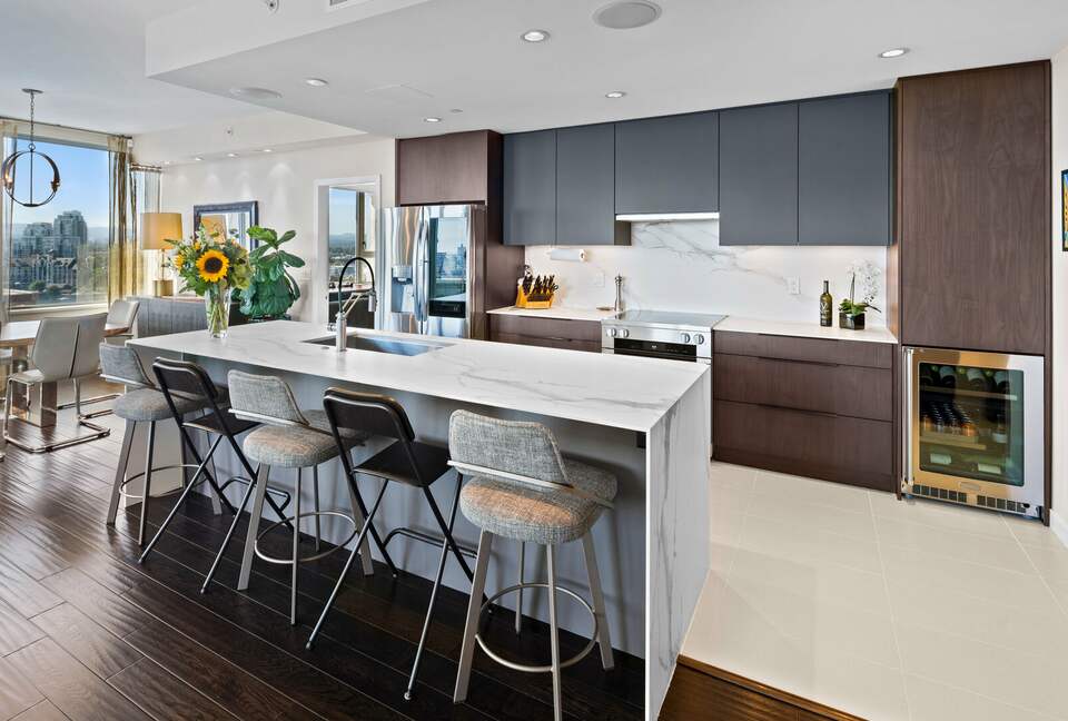Luxury Condo with Stunning Vistas of the harbour, ocean and mountains - Victoria, Canada
