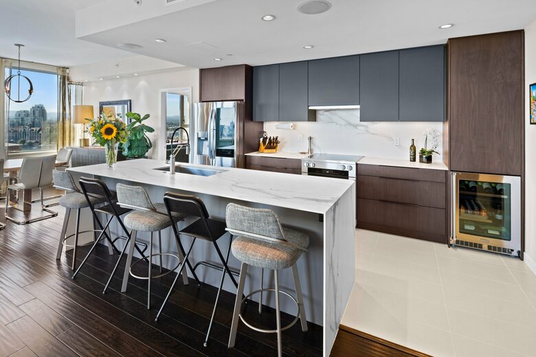 Luxury Condo with Stunning Vistas of the harbour, ocean and mountains - Victoria, Canada
