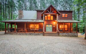 Stumbling Deer Luxury Log Cabin with Hot Tub - Broken Bow, Oklahoma