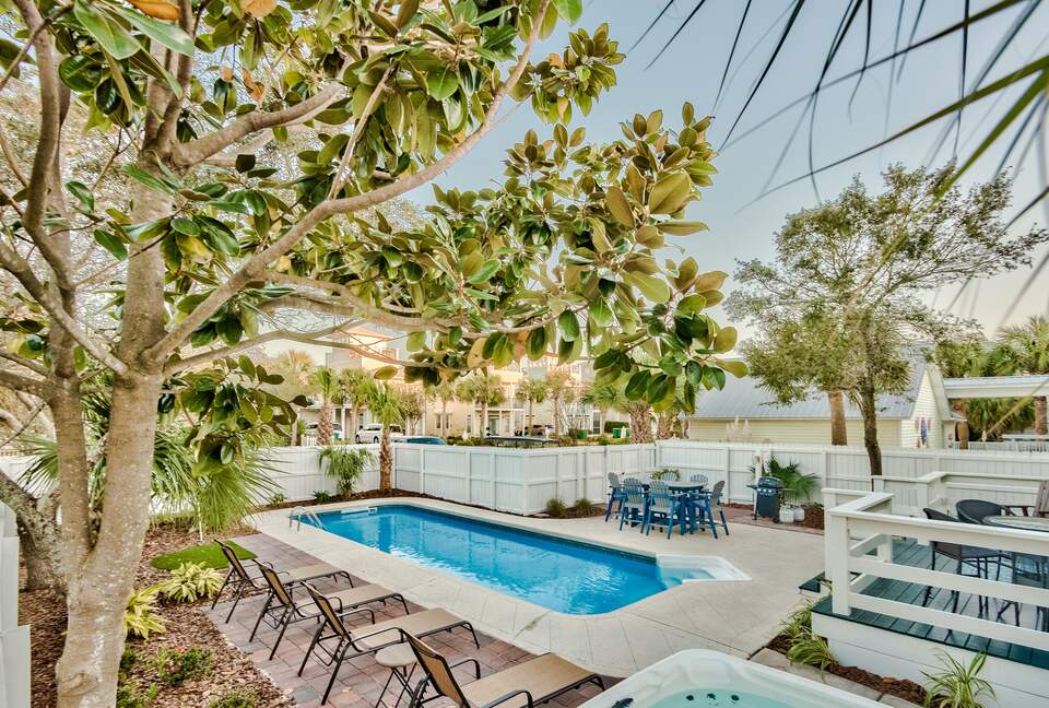 Destin Getaway | Heated Pool | Hot Tub | Golf Cart |Beach Service I Bikes - Destin, Florida