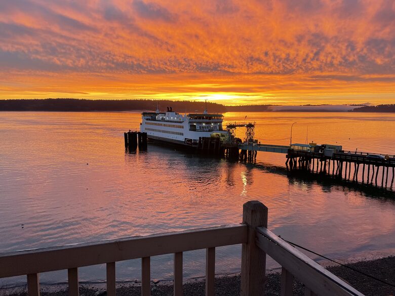 Waterfront retreat on Vashon; with a beach and hot tub! - Vashon, Washington