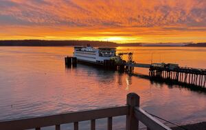 Waterfront retreat on Vashon; with a beach and hot tub! - Vashon, Washington