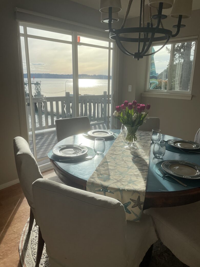 Waterfront retreat on Vashon; with a beach and hot tub! - Vashon, Washington