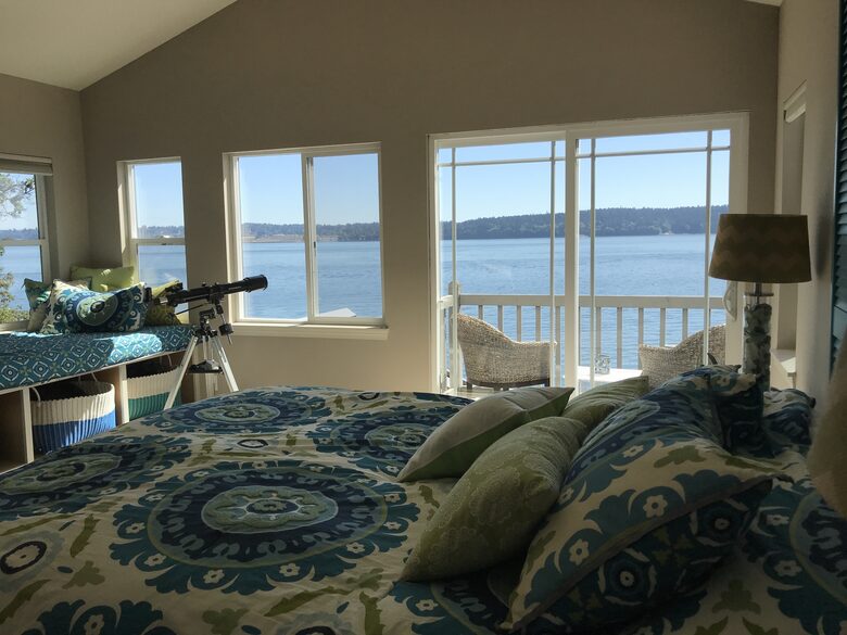 Waterfront retreat on Vashon; with a beach and hot tub! - Vashon, Washington