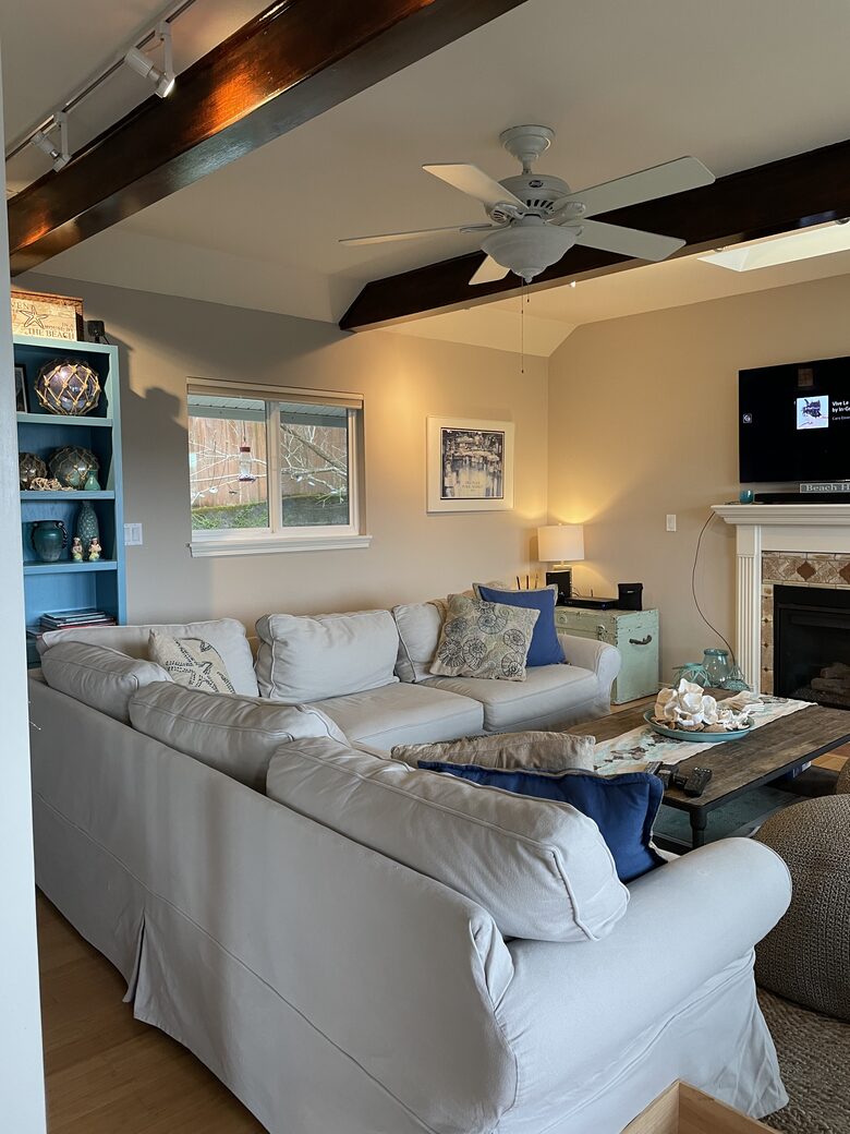 Waterfront retreat on Vashon; with a beach and hot tub! - Vashon, Washington