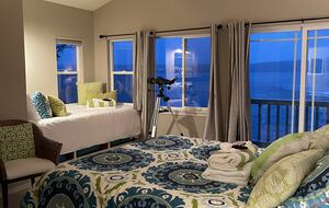 Waterfront retreat on Vashon; with a beach and hot tub! - Vashon, Washington