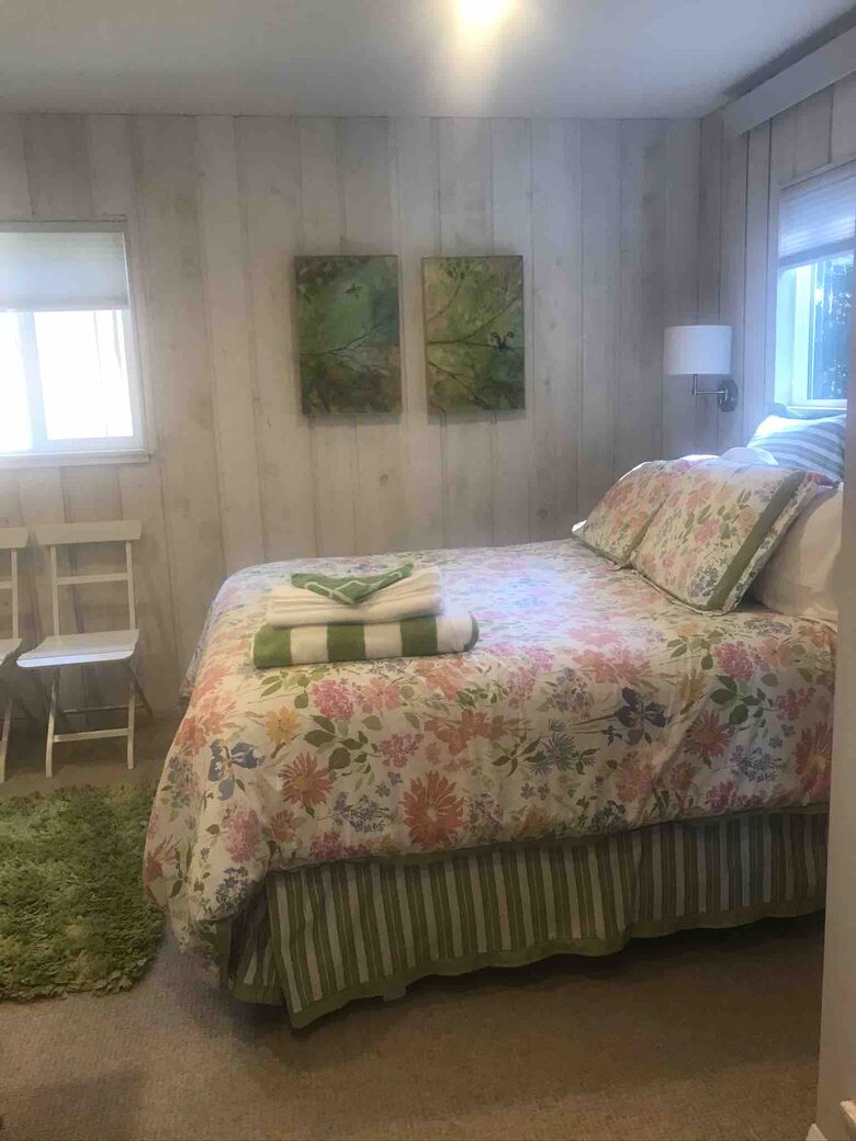 Waterfront retreat on Vashon; with a beach and hot tub! - Vashon, Washington