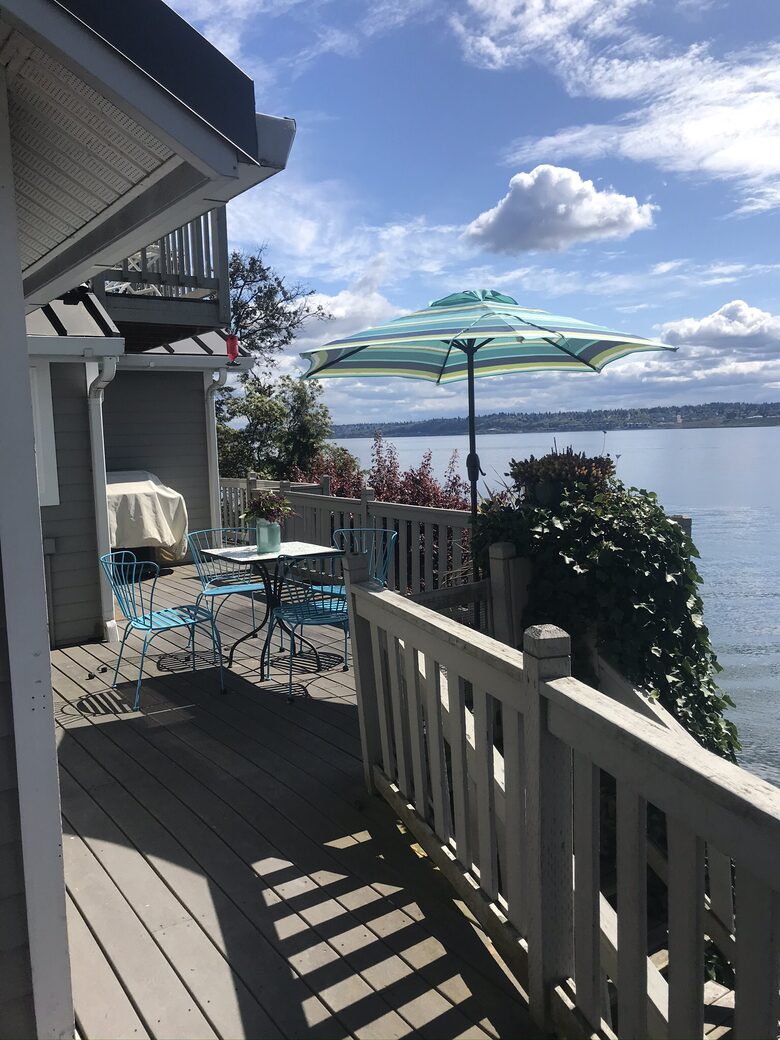 Waterfront retreat on Vashon; with a beach and hot tub! - Vashon, Washington