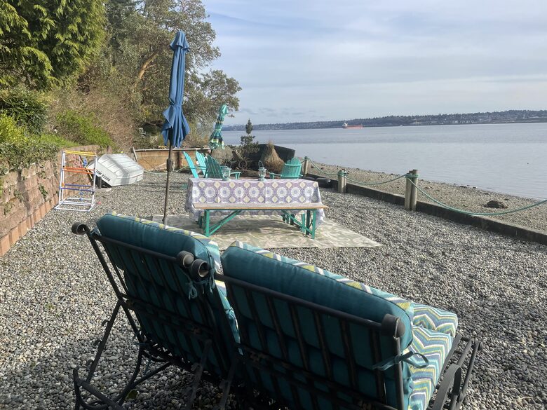 Waterfront retreat on Vashon; with a beach and hot tub! - Vashon, Washington