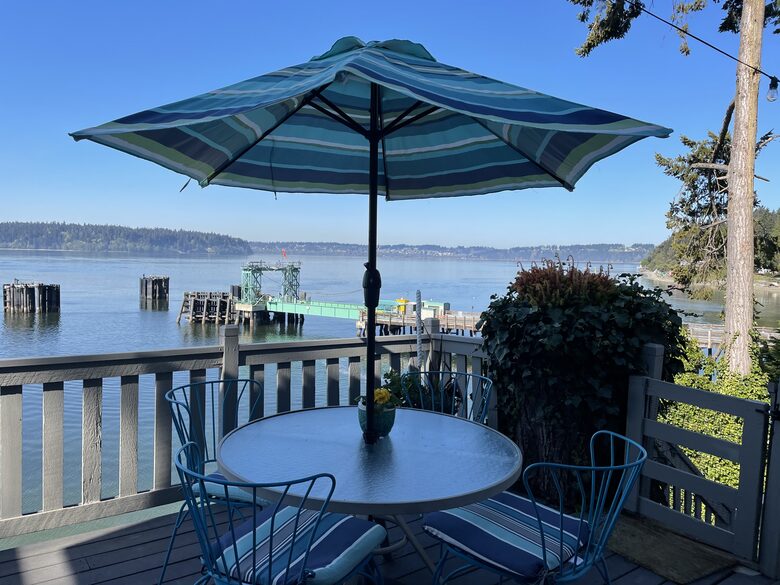 Waterfront retreat on Vashon; with a beach and hot tub! - Vashon, Washington