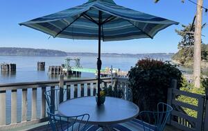 Waterfront retreat on Vashon; with a beach and hot tub! - Vashon, Washington