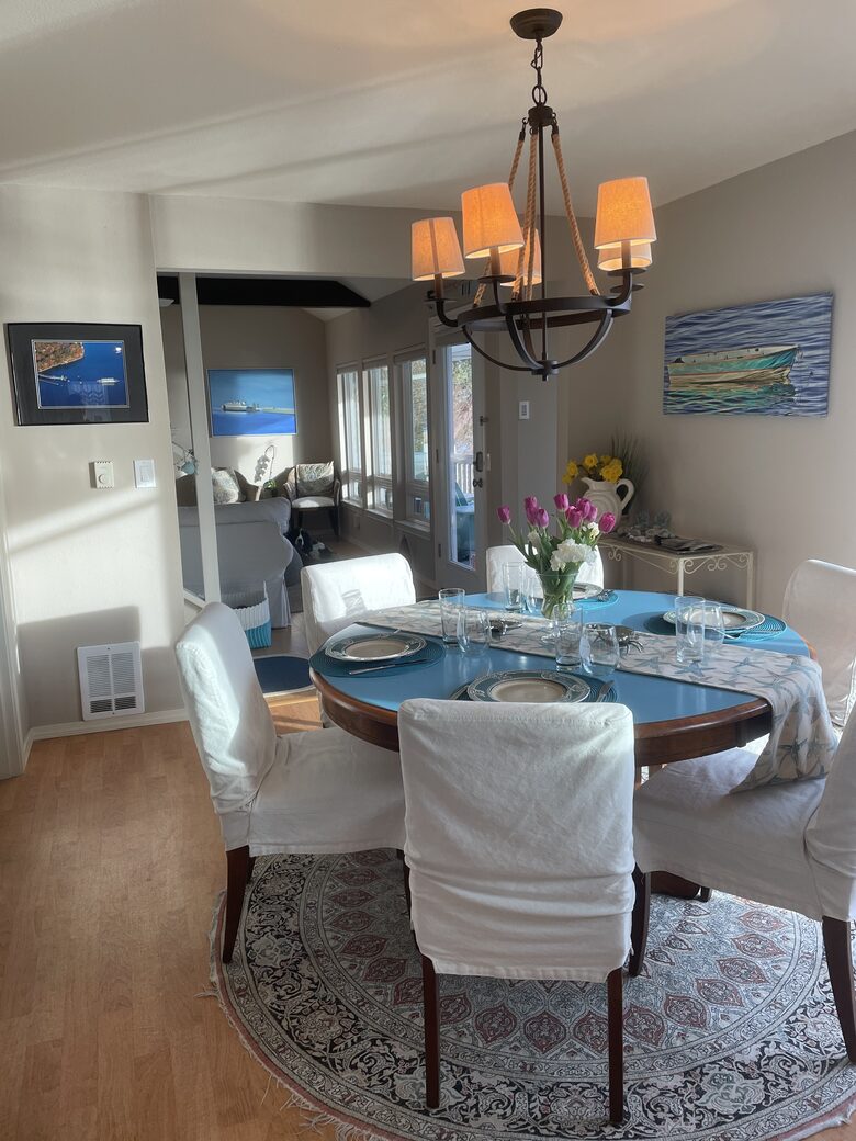 Waterfront retreat on Vashon; with a beach and hot tub! - Vashon, Washington