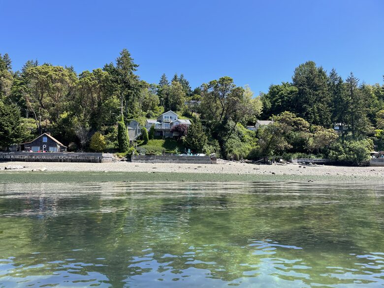 Waterfront retreat on Vashon; with a beach and hot tub! - Vashon, Washington