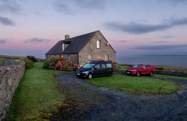 Cottage with breathtaking views atop the Cliffs of Moher - Doolin, Ireland