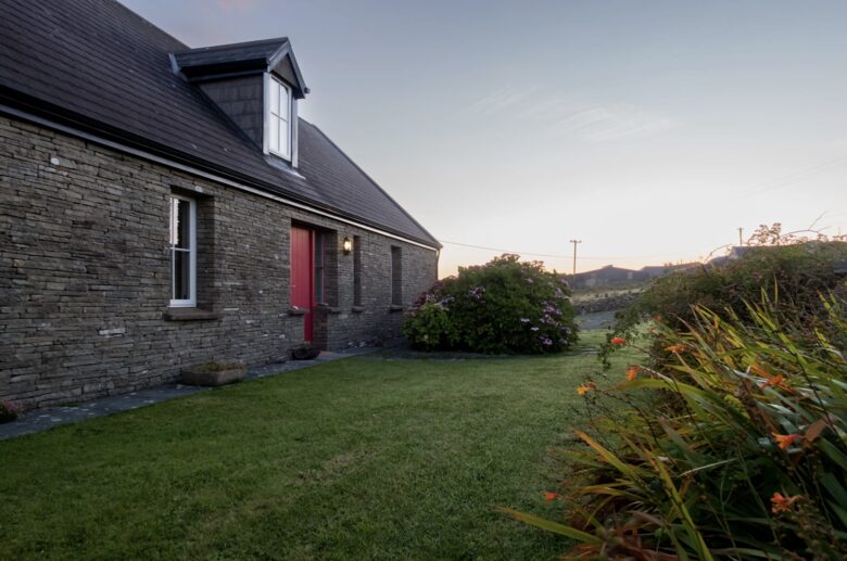 Cottage with breathtaking views atop the Cliffs of Moher - Doolin, Ireland