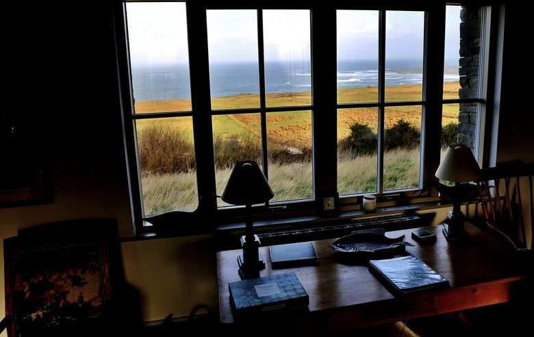 Cottage with breathtaking views atop the Cliffs of Moher - Doolin, Ireland