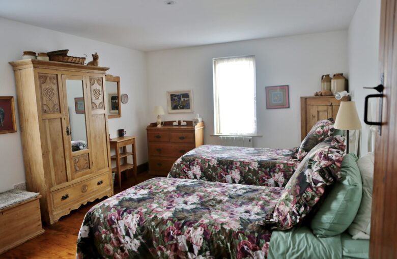 Cottage with breathtaking views atop the Cliffs of Moher - Doolin, Ireland