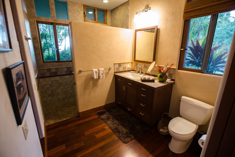 Guest bathroom w/shower