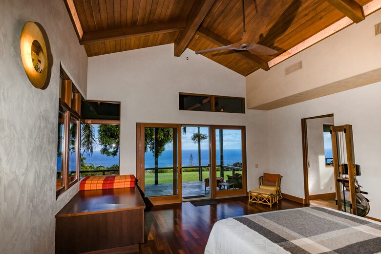 Master bedroom w/CA King
