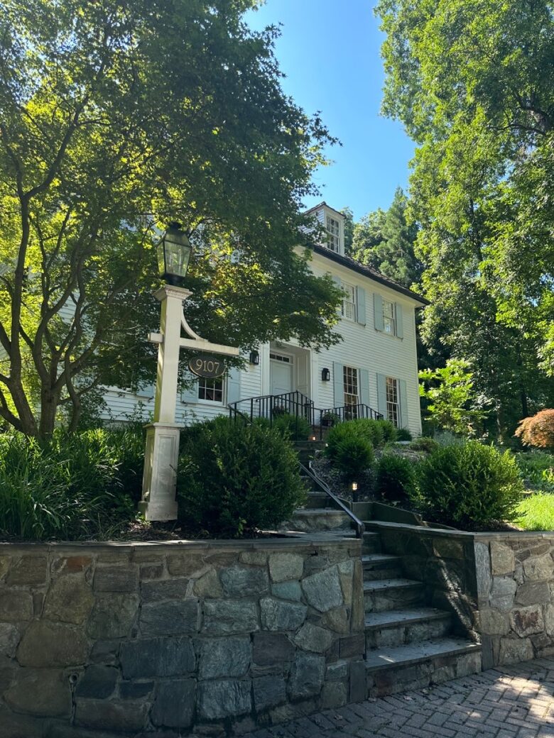 Hill House in Prestigious Bethesda - Bethesda, Maryland