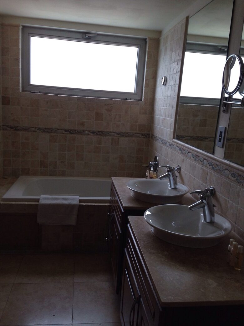 The Cliff Luxury Oceanfront Condo w/ Private Beach - Cupecoy, Sint Maarten (Dutch part)