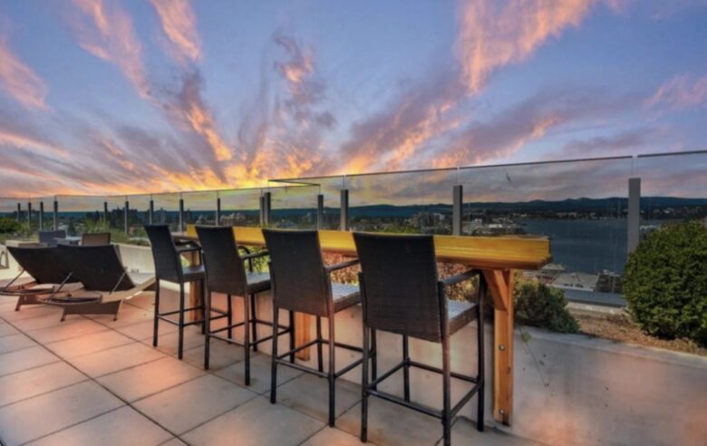 Luxury Condo with Stunning Vistas of the harbour, ocean and mountains - Victoria, Canada