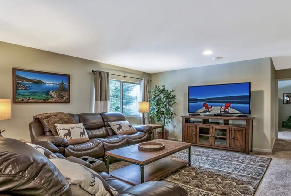 Luxury Mountain Home Just Minutes to the Ski Lifts and Tahoe Beaches! Max 10 guests - Stateline, Nevada