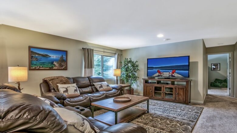 Luxury Mountain Home Just Minutes to the Ski Lifts and Tahoe Beaches! Max 10 guests - Stateline, Nevada