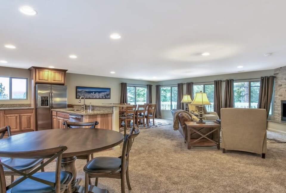 Luxury Mountain Home Just Minutes to the Ski Lifts and Tahoe Beaches! Max 10 guests - Stateline, Nevada