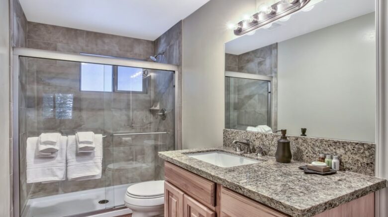 Luxury Mountain Home Just Minutes to the Ski Lifts and Tahoe Beaches! Max 10 guests - Stateline, Nevada