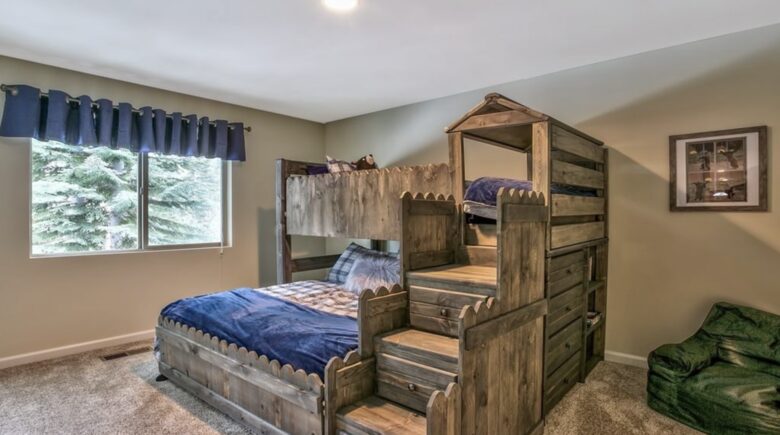 Luxury Mountain Home Just Minutes to the Ski Lifts and Tahoe Beaches! Max 10 guests - Stateline, Nevada