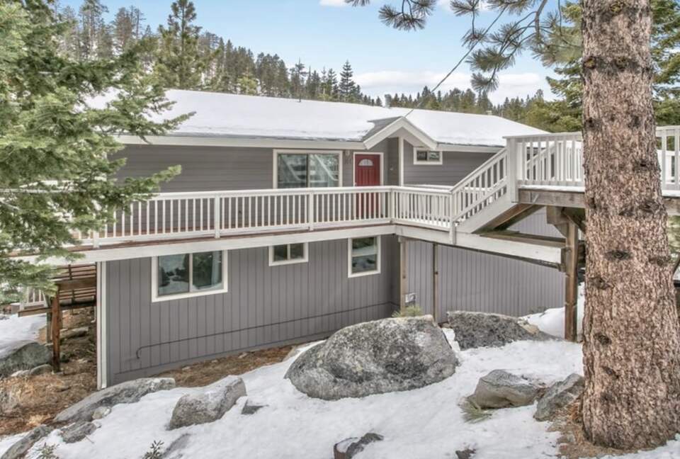 Luxury Mountain Home Just Minutes to the Ski Lifts and Tahoe Beaches! Max 10 guests - Stateline, Nevada