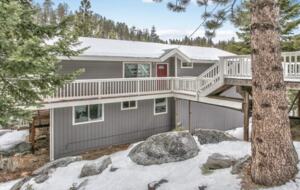 Luxury Mountain Home Just Minutes to the Ski Lifts and Tahoe Beaches! Max 10 guests - Stateline, Nevada