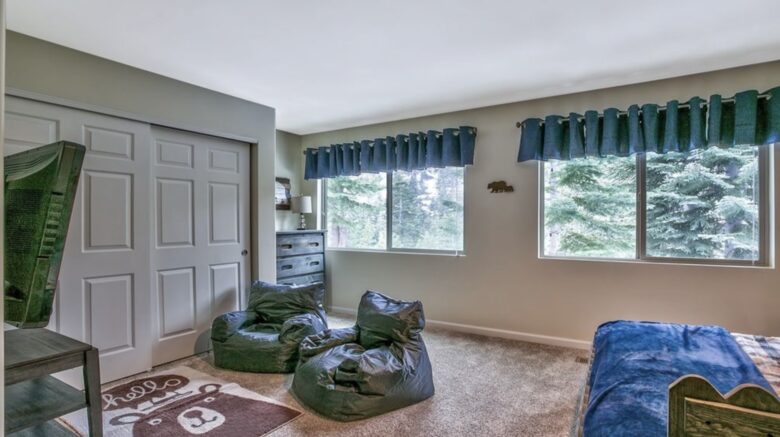 Luxury Mountain Home Just Minutes to the Ski Lifts and Tahoe Beaches! Max 10 guests - Stateline, Nevada