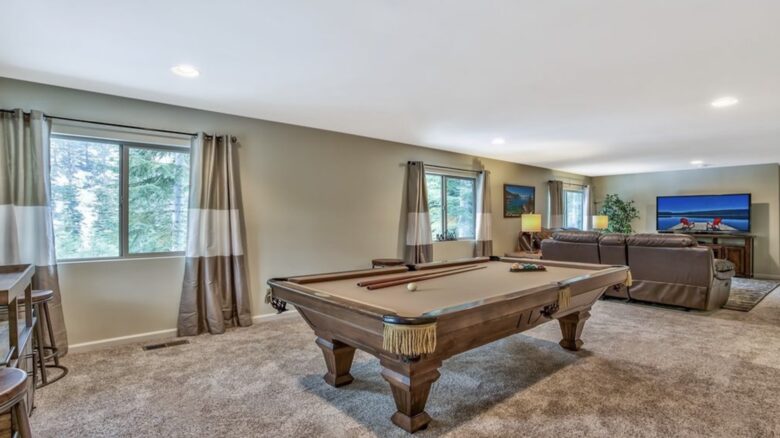 Luxury Mountain Home Just Minutes to the Ski Lifts and Tahoe Beaches! Max 10 guests - Stateline, Nevada
