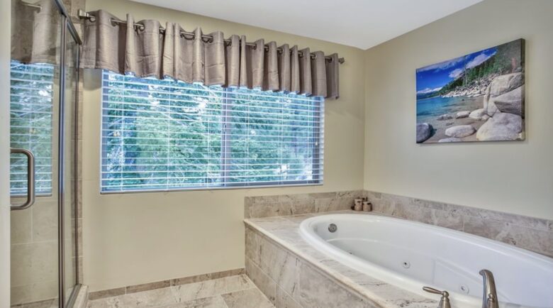 Luxury Mountain Home Just Minutes to the Ski Lifts and Tahoe Beaches! Max 10 guests - Stateline, Nevada