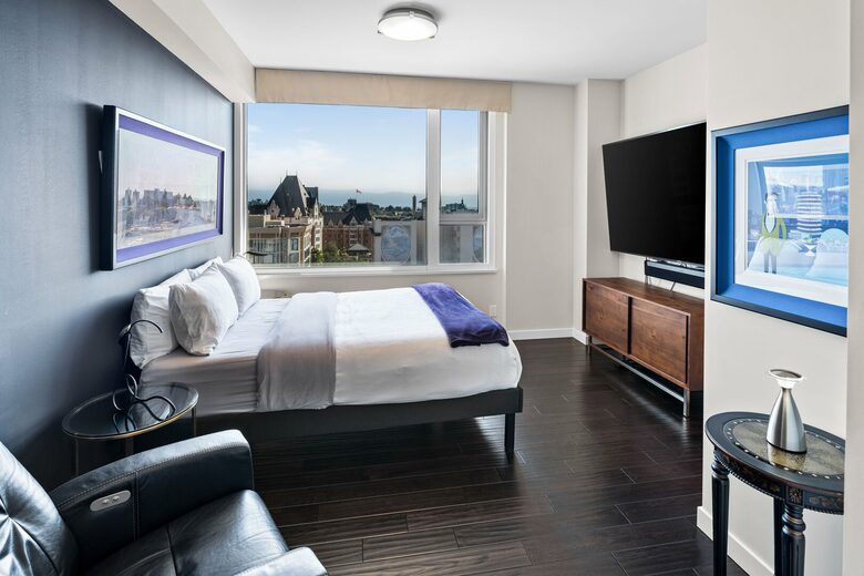 Luxury Condo with Stunning Vistas of the harbour, ocean and mountains - Victoria, Canada