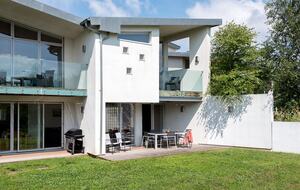Reid Villa | Lake Retreat - Cirencester, United Kingdom