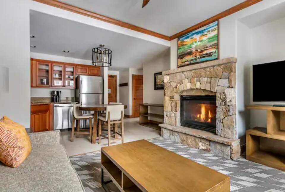 Hilton Grand Vacations Club Valdoro Mountain Lodge Breckenridge | One King Bedroom Suite - Breckenridge, Colorado