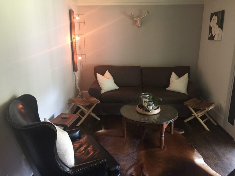 Cozy Cottage | Walk to Shops, Restaurants, Spas - Roswell, Georgia