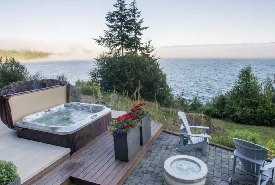 Stunning 2-Bedroom Oceanfront Escape - Sooke, Canada