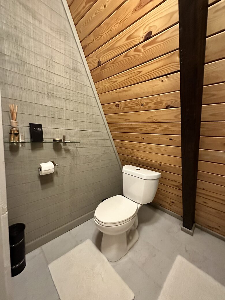 Upstairs 1/2 Bath