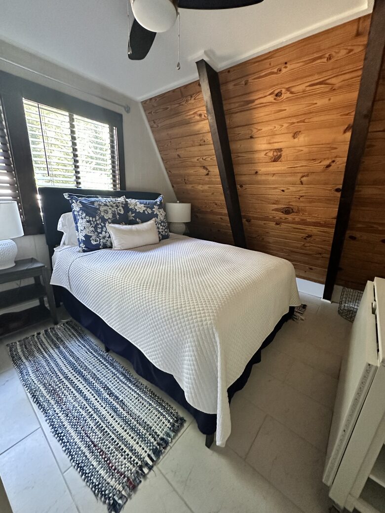Guest Room Queen main floor