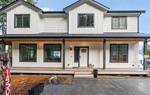 Luxury Hood Canal Beachfront Home w/ Large Deck & Kayaks! - Belfair, Washington