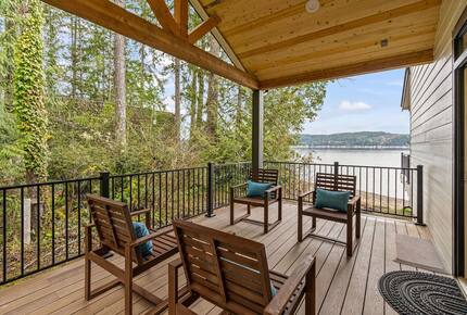 Luxury Hood Canal Beachfront Home w/ Large Deck & Kayaks! - Belfair, Washington