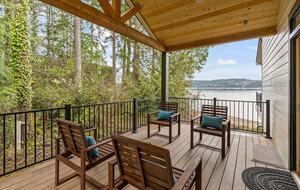 Luxury Hood Canal Beachfront Home w/ Large Deck & Kayaks! - Belfair, Washington
