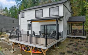 Luxury Hood Canal Beachfront Home w/ Large Deck & Kayaks! - Belfair, Washington