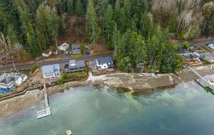 Luxury Hood Canal Beachfront Home w/ Large Deck & Kayaks! - Belfair, Washington
