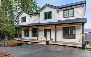 Luxury Hood Canal Beachfront Home w/ Large Deck & Kayaks! - Belfair, Washington