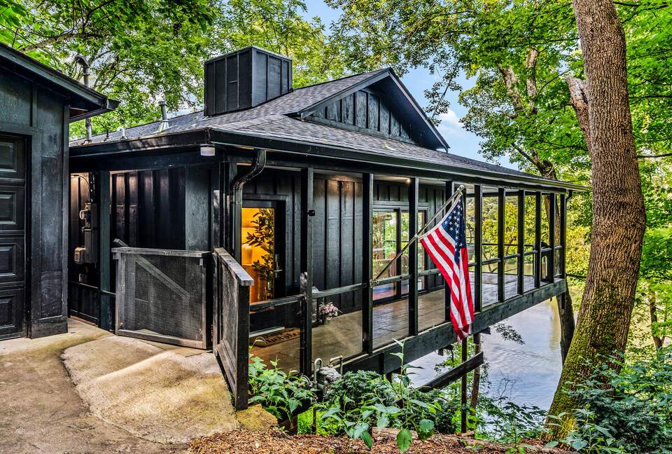 Luxury Riverfront Bungalow - Minutes to Downtown - Knoxville, Tennessee